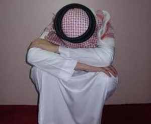 مدير مدرسة سعودي يضرب معلما أمام طلابه 