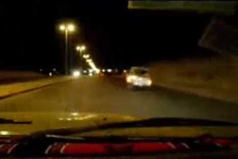 سعودي يجاري سيارة بسرعة 100 كم بالساعة  .. فيديو