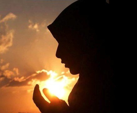 وفاة سعودية وهي صائمة على سجادة صلاتها