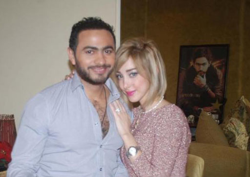 الصور الاولى لتامر حسني وزوجته في المنزل 