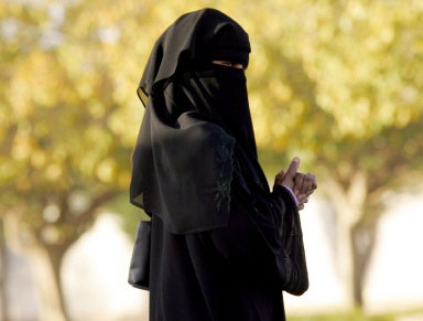  السعودية : امرأة تضرب زوجها بالعصا في مركز تجاري 
