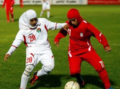 إشتباك بالأيدي بين لاعبات منتخبي فلسطين وطاجكستان