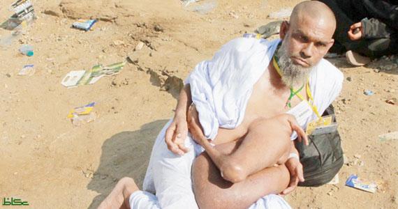 حاج يحمل نصف أخيه منذ 60 عاما