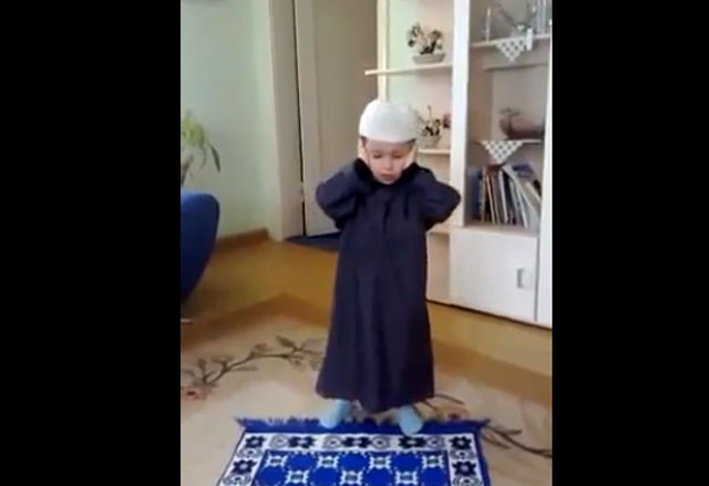شاهد  ..  طفل أذهل العالم!