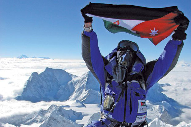 سلامة يغامر لرفع علم الاردن فوق اعلى قمة في استراليا