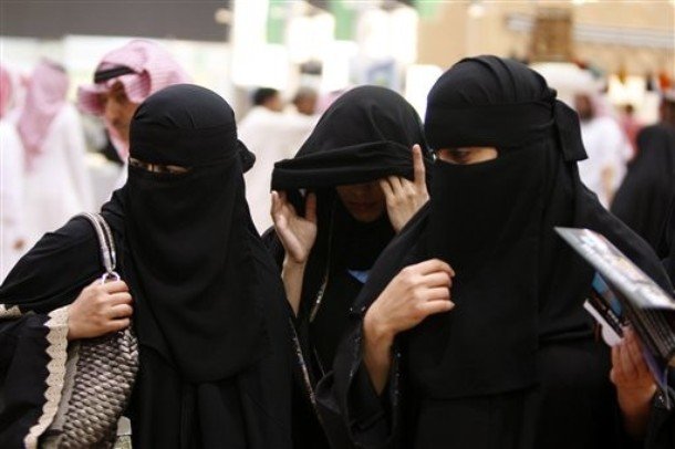 سعودية تشتري طلاقها بـ55 ألف ريال لان زوجها لا يصلي