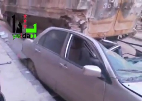شاهد جيش الاسد يتسلى بتدمير سيارات المدنيين!