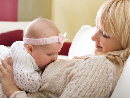 الرضاعة الطبيعية لعامين تقي الأم من سرطان الثدي 