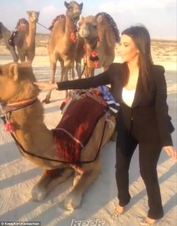 كيم كاردشيان تشرب حليب الجمال في البحرين - صور