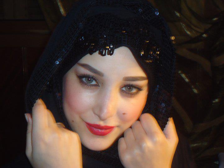 شاهد زوجة تامر حسني بالحجاب وممنوعة من الكلام!