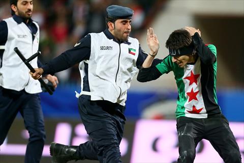 خسارة النشامى امام سوريا والثوار يقتحمون الملعب  ..  صور