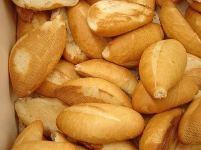 المخابز تلوح برفع أسعار خبز الحمام والكعك