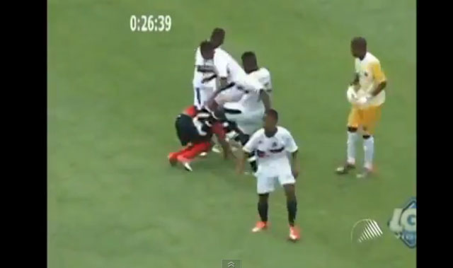 فيديو  .. حرب شوارع في مباراة ناشئين بالبرازيل