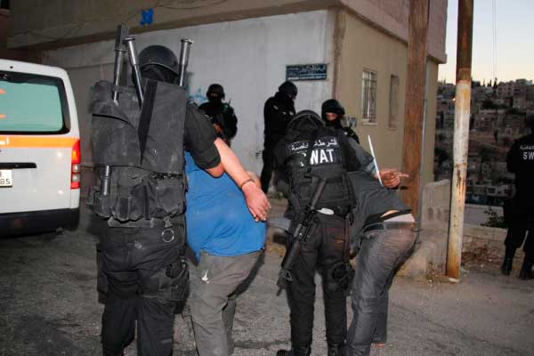كمين محكم للشرطة للقبض على 5 مطلوبين