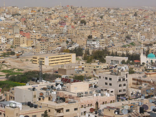 تسلق عمود كهرباء للهو فسقط ارضا