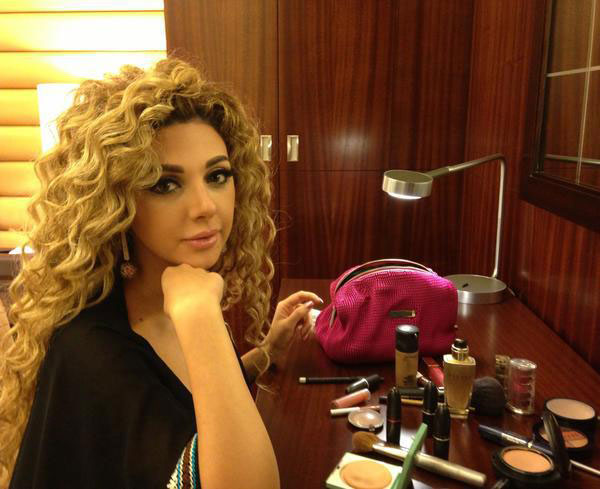  شاهد ميريام فارس في فستان من تصميم والدتها