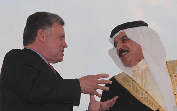 الملك يبحث مع العاهل البحريني العلاقات الثنائية 