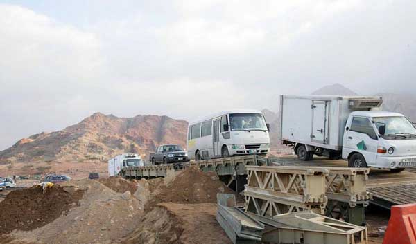 القوات المسلحة تنجز تركيب جسر حديدي في الشامية