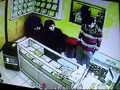 بالفيديو  ..  فتاة تسرق ذهبا والشرطة تعمم عليها