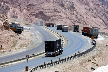 تدهور شاحنتين واصطدام إحداهما بـ7 مركبات