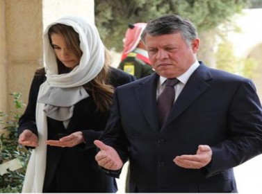 الملك والملكة يزوران ضريح المغفور له الحسين 