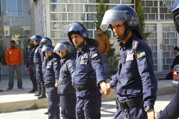 الدرك يفرق محتجين حاولوا اقتحام امانة عمان