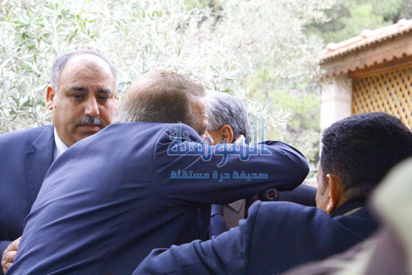 شاهد الدغمي يقبّل رأس القاضي ويعتذر عن الفيديو