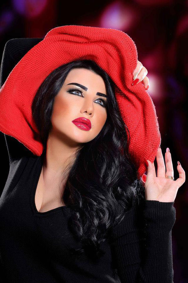 شاهد جيني تظهر حملها بأزياء مثيرة