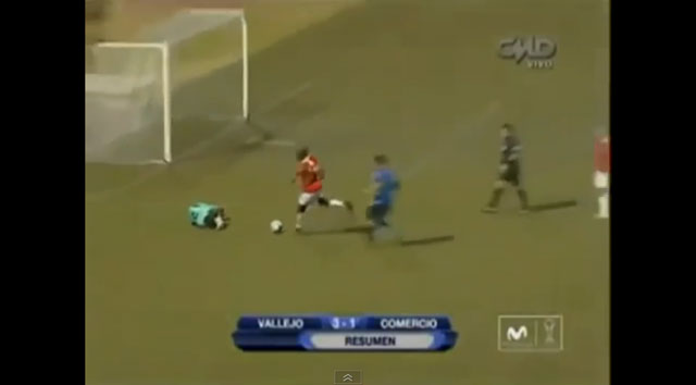 فيديو ..  أنذل لحظة في كرة القدم طوال تاريخها!!