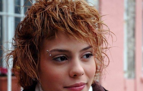 بالصور ممثلة تركية تتحول الى رجل!