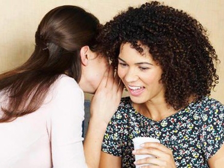 دراسة أمريكية تؤكد أن أسباباً طبية وراء ثرثرة النساء