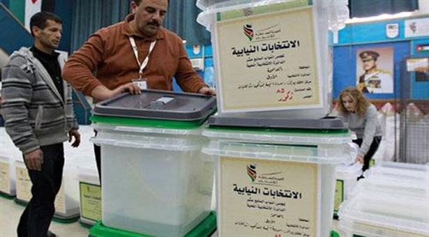 محامي المرشح القرالة ينسحب من الجلسة 