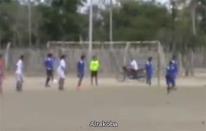 بالفيديو ..  حارس مرمى يهاجم ثم يركب دراجة نارية ليعود لمرماه 