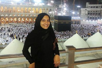 شاهد كارمن سليمان تؤدي العمرة