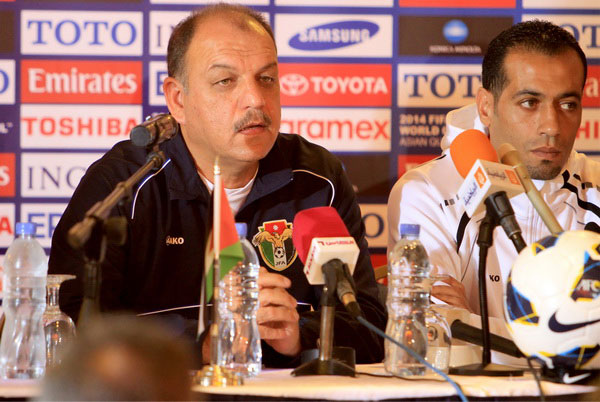 مدرب المنتخب الياباني يشتكي من ارضية الملعب