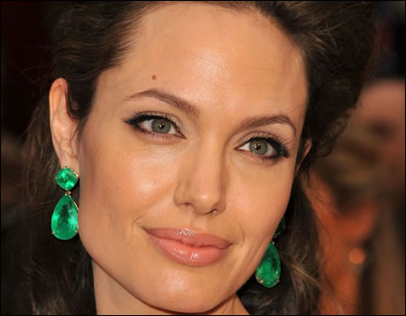 أنجلينا جولي تبيع مجوهرات من أجل التعليم