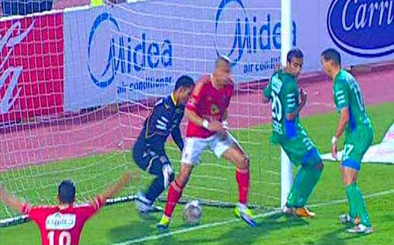 الأهلي يهزم المقاصة ويتصدر مجموعته في الدوري المصري 