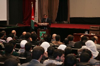 أعضاء اتحاد طلبة " الأردنية " يؤدون القسم القانوني أمام رئيس الجامعة