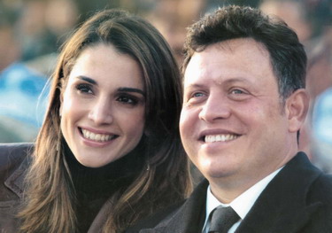 نائب يطالب برفع صور الملك والملكة من دور السينما