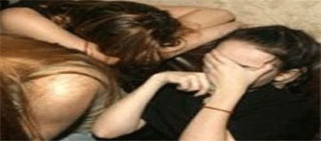 القبض على ممرضة وابنتيها يمارسن الجنس مع مدرس