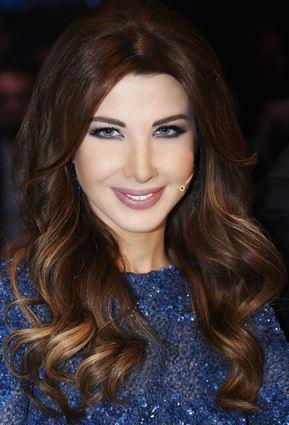نانسي تنافس نجمات هوليوود على الازرق الملكي .. صور