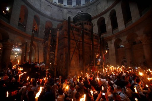 عشرات الالاف من مسيحيي الشرق احتفلوا بشعلة سبت النور