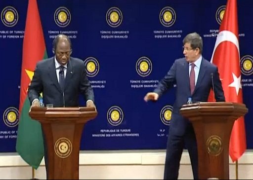 بالفيديو  ..  وزير خارجية بوركينا فاسو يفقد وعيه بتركيا