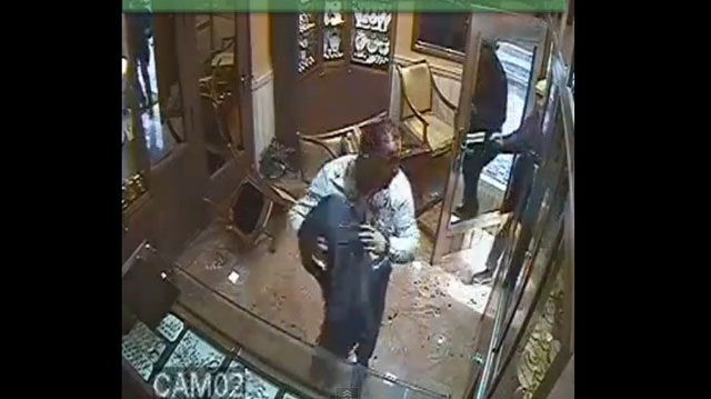 جزائري يسطو على محل مجوهرات ..  شاهد ماذا حدث