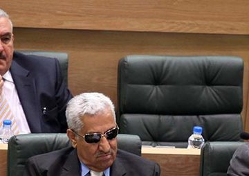 النسور بنظارات شمسية تحت القبة