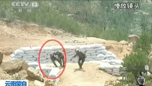 شاهد  ..  فتاة كادت تقتل نفسها ومدربها بقنبلة يدوية