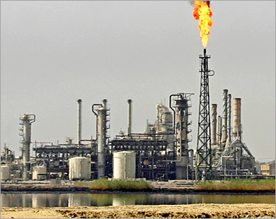 النفط الكويتي ينخفض 12 سنتا إلى 99.6 دولار