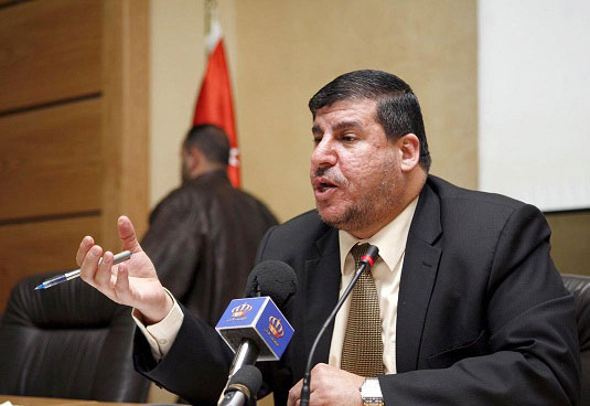 السعود يدعو لتخفيض رواتب المسؤولين