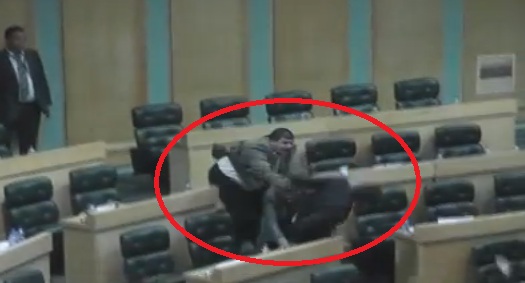 بالفيديو - ملاكمة بين السعود وابو رمان تحت القبة 