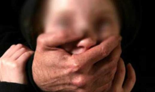 خمسيني يهتك عرض طفلة